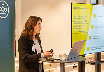 Dr. Katharina Feil, Jungheinrich Moosburg AG & Co. KG, hält einen Vortrag Dr. Katharina Feil, Jungheinrich Moosburg AG & Co. KG, hält einen Vortrag