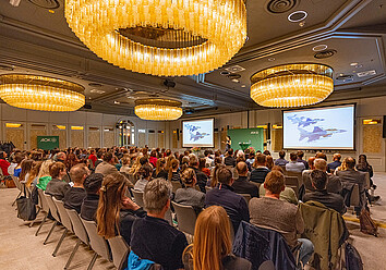 Nicola Winter hält die Keynote vor großem Publikum Nicola Winter hält die Keynote vor großem Publikum