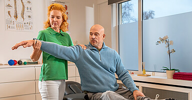 Entgeltfortzahlung bei Krankheit: Patient und Therapeutin bei Physiotherapie Entgeltfortzahlung bei Krankheit: Patient und Therapeutin bei Physiotherapie