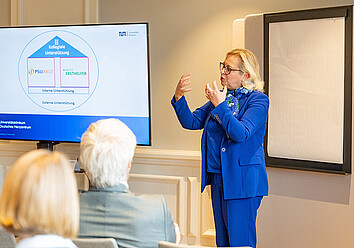 Gabriele Kraft, TUM Klinikum Deutsches Herzzentrum München, hält einen Vortrag Gabriele Kraft, TUM Klinikum Deutsches Herzzentrum München, hält einen Vortrag