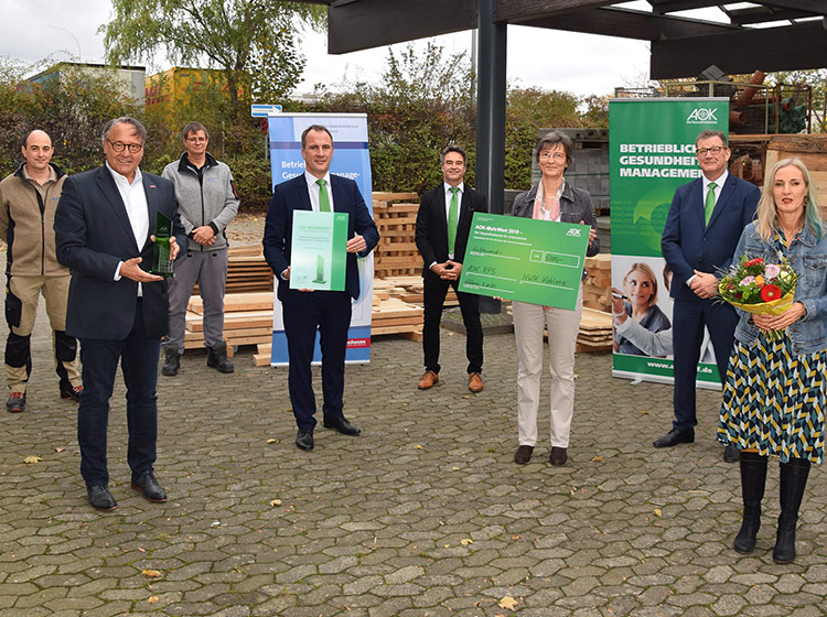 Das Gruppenfoto zeigt Beschäftigte der Handwerkskammer Koblenz als Gesamtsieger des AOK-MehrWert-Gesundheitspreis 2019. 