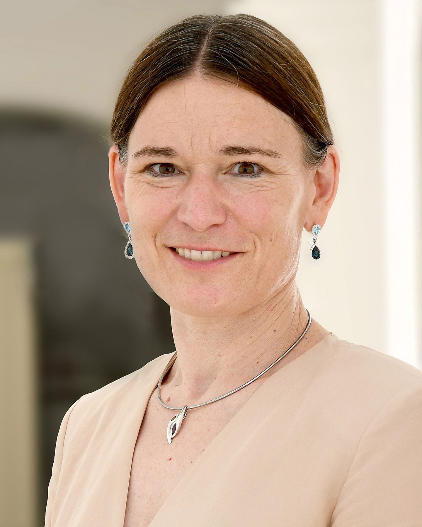 Porträt von Universitätsprofessorin Dr. Sabine Ludwig, Direktorin des Instituts für Diversität in der Medizin an der Medizinischen Universität in Innsbruck in Österreich