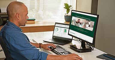 gesundes unternehmen Ausgabe 3-2025: Ein Mann schaut sich das Online-Magazin der AOK auf einem Bildschirm an gesundes unternehmen Ausgabe 3-2025: Ein Mann schaut sich das Online-Magazin der AOK auf einem Bildschirm an