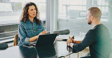 Cannabis am Arbeitsplatz: Zwei Personen sind in einem Personalgespräch Cannabis am Arbeitsplatz: Zwei Personen sind in einem Personalgespräch