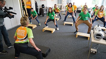 ErgoScout Karin Lentz, Fitnesstrainerin leitet an beim Stepaerobic