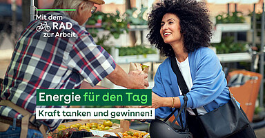 Eine Frau freut sich, dass sie ein Sandwich überreicht bekommt.