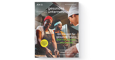 gesundes unternehmen Ausgabe 2-2026: Drei Personen arbeiten zusammen in einer Küche gesundes unternehmen Ausgabe 2-2026: Drei Personen arbeiten zusammen in einer Küche