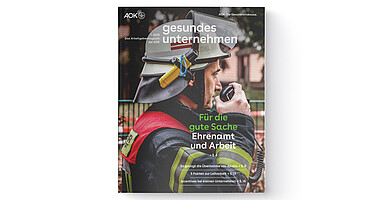 gesundes unternehmen Ausgabe 1-2025: Feuerwehrmann am Funkgerät