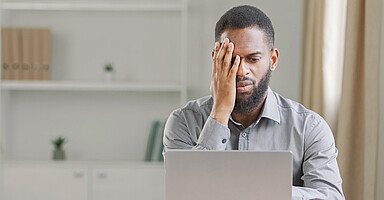 Mann am Laptop: Warnung vor Phishing-Mails Mann am Laptop: Warnung vor Phishing-Mails