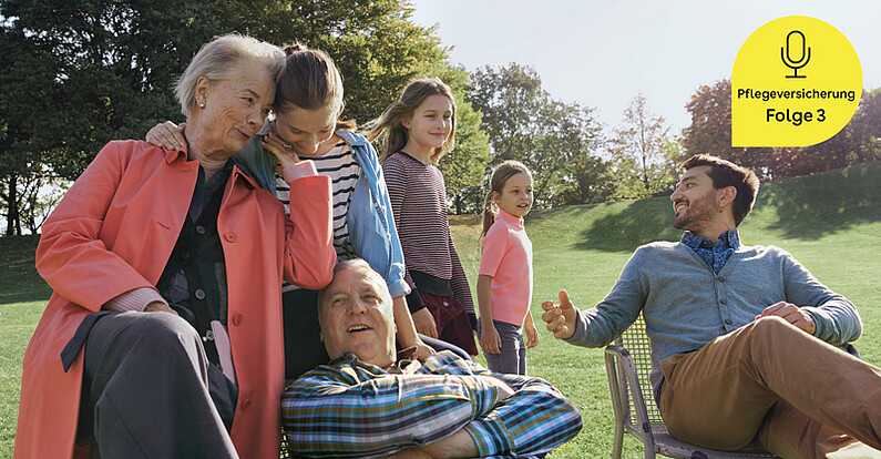 Drei Generationen sitzen im Grünen