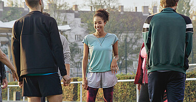 BGF und Nudging für Azubis: Junge Menschen beim Outdoor-Training auf einem Sportplatz BGF und Nudging für Azubis: Junge Menschen beim Outdoor-Training auf einem Sportplatz