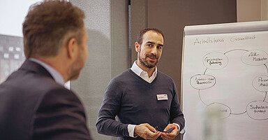 Online-Seminare: Zwei Männer mit einem Flipchart