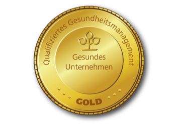 Goldfarbendes, rundes Siegel auf dem „Gesundes Unternehmen, Qualifiziertes Gesundheitsmanagement“ und „Gold“ steht.