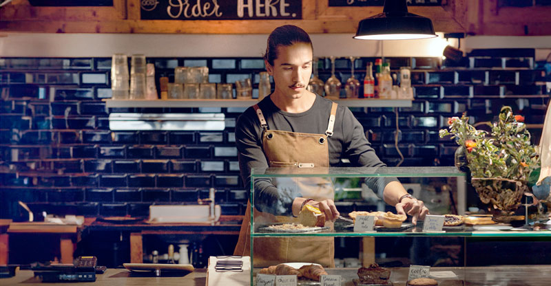 Minijobber an einer Theke im Restaurant: Die neuen Minijobgrenzen haben Folgen für viele geringfügig entlohnt Beschäftigte.