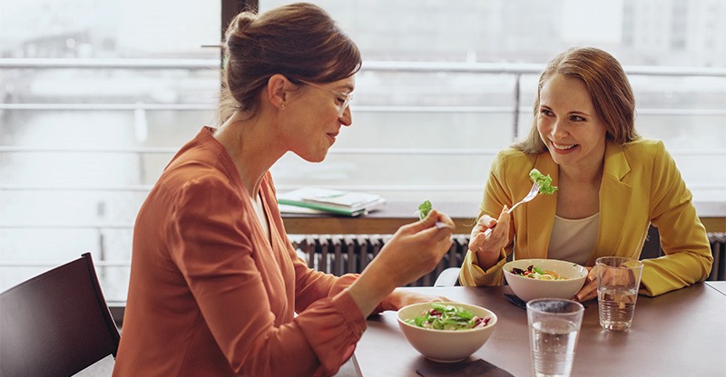 Zwei Frauen beim Essen.