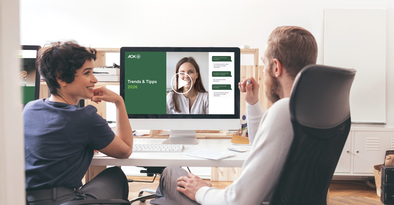 Trends & Tipps 2026 – Neues in der Sozialversicherung: zwei Personen in einem Büro schauen sich ein Online-Seminar an Trends & Tipps 2026 – Neues in der Sozialversicherung: zwei Personen in einem Büro schauen sich ein Online-Seminar an