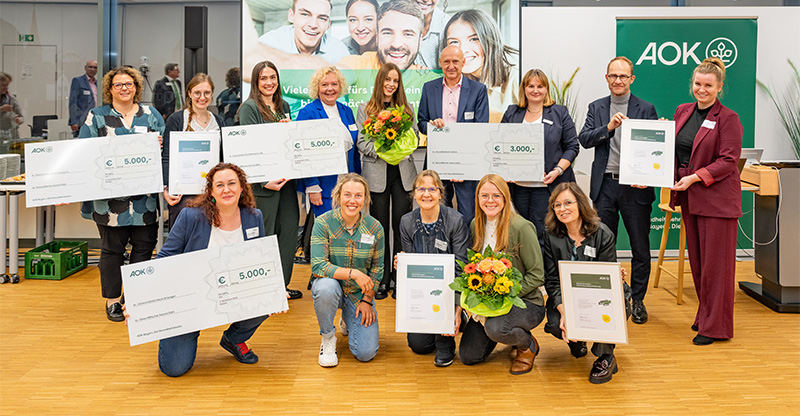 Preisverleihung „GesundMACHER Award“: Alle Preisträger präsentieren die Gewinnerschecks