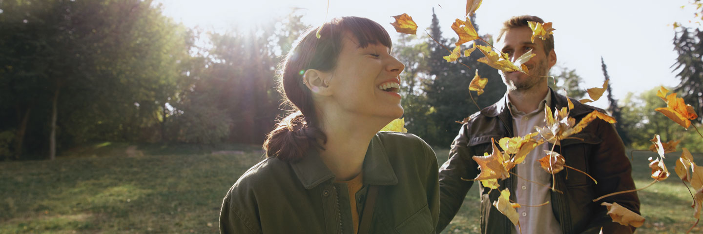 Krankenkassenwechsel lohnt sich: Frau und Mann genießen sonnigen Herbsttag.