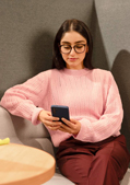 AOK-Newsletter für Arbeitgeber: Frau mit Smartphone AOK-Newsletter für Arbeitgeber: Frau mit Smartphone