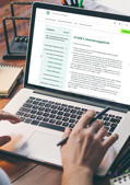 AOK-Rechtsdatenbank: Notebook mit Hand, Bildschirm zeigt Gesetzesquelle AOK-Rechtsdatenbank: Notebook mit Hand, Bildschirm zeigt Gesetzesquelle
