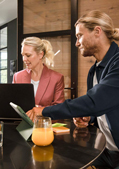 AOK-Online-Seminare: zwei Personen im Büro AOK-Online-Seminare: zwei Personen im Büro