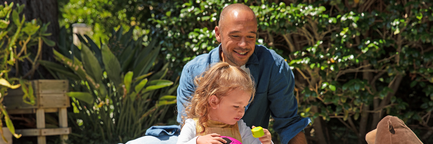 Nachweis von Kindern für die Pflegeversicherung: Vater mit Tochter spielen im Garten