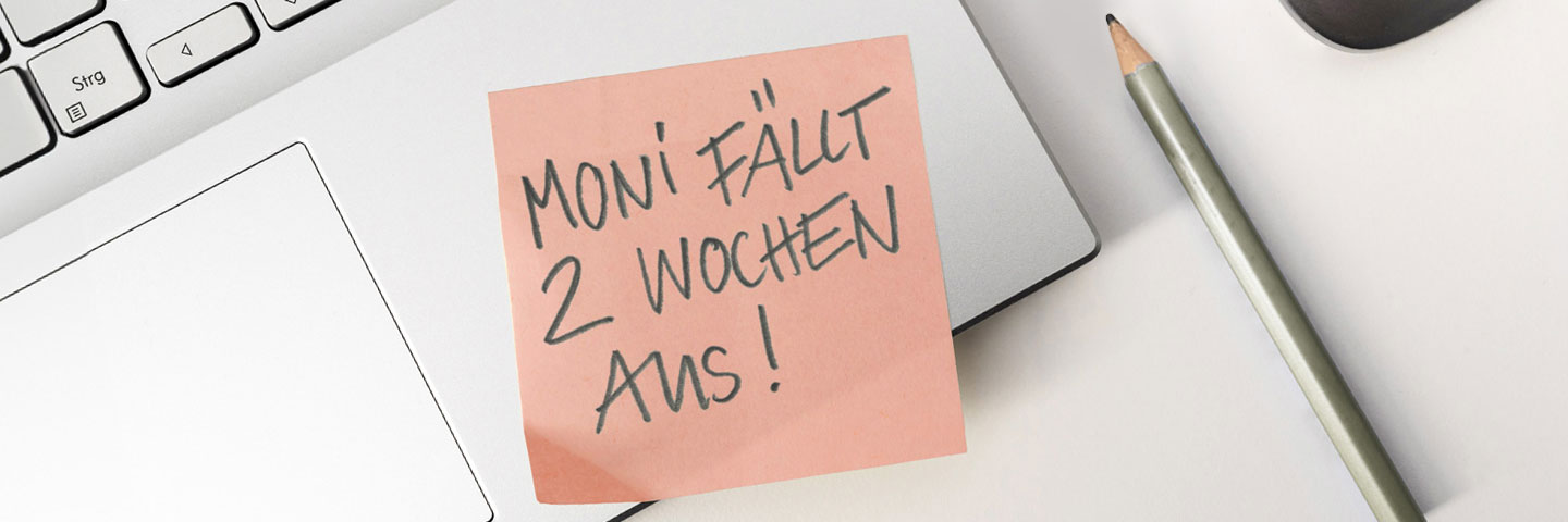 Ein Post-it, der auf einem Laptop klebt. Darauf steht: Moni fällt 2 Wochen aus!