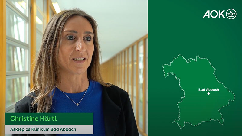 Christine Härtl vom Asklepios Klinikum Bad Abbach spricht in einem Interview, daneben eine Karte von Bayern mit Markierung auf Bad Abbach, AOK-Logo oben rechts.