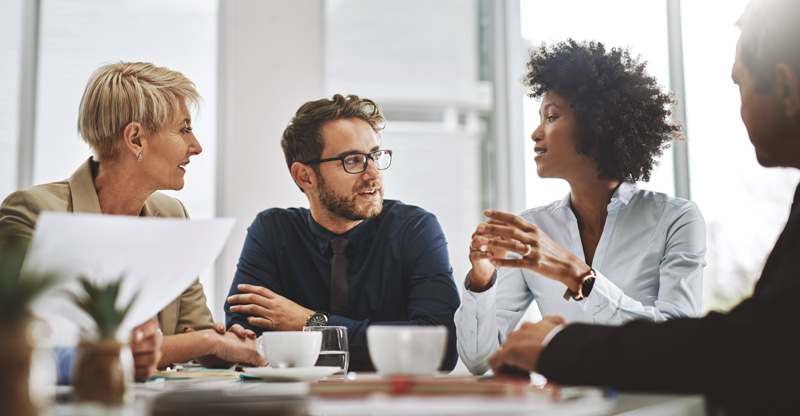 Vier Menschen in einer Besprechung im Büro