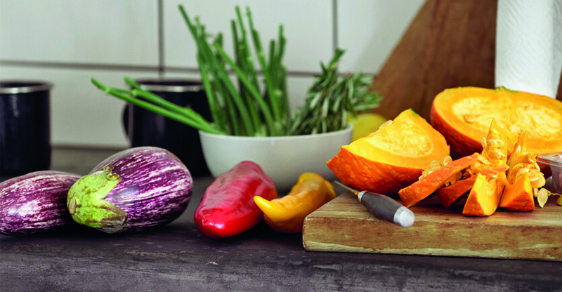 Gesunde Gewohnheiten, gesundes Team Zu sehen sind unterschiedliche Gemüsesorten auf einem Küchentresen.