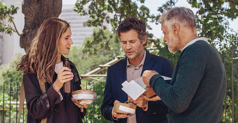 Eine gesunde Pause bringt die nötige Erholung Drei Menschen verbringen ihre Pause gemeinsam im Grünen.