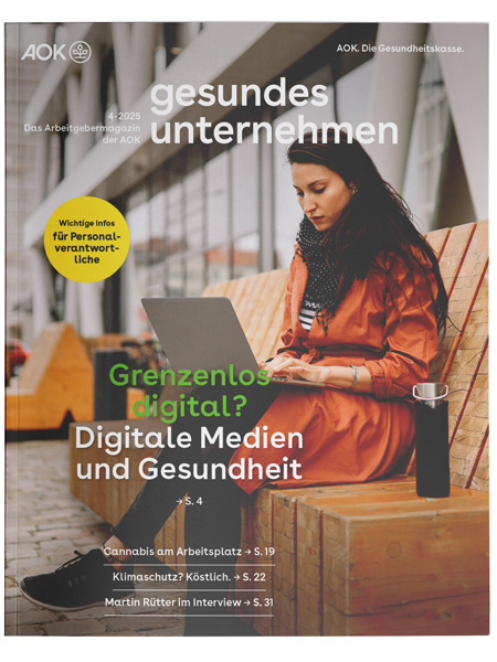 gesundes unternehmen Ausgabe 4-2025: Frau arbeitet am Laptop auf einer öffentlichen Bank gesundes unternehmen Ausgabe 4-2025: Frau arbeitet am Laptop auf einer öffentlichen Bank