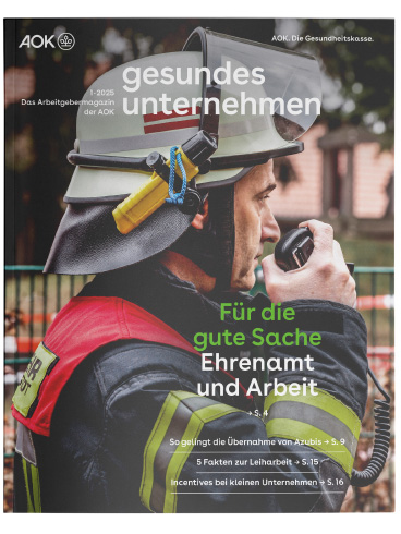 gesundes unternehmen Ausgabe 1-2025: Feuerwehrmann am Funkgerät