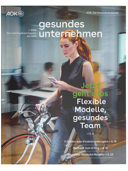 gesundes unternehmen Ausgabe 1-2026: Junge Frau im Büro schaut auf ihr Smartphone während sie ihr Rennrad schiebt gesundes unternehmen Ausgabe 1-2026: Junge Frau im Büro schaut auf ihr Smartphone während sie ihr Rennrad schiebt