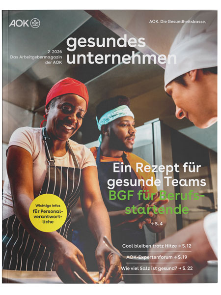 gesundes unternehmen Ausgabe 2-2026: Drei Personen arbeiten zusammen in einer Küche gesundes unternehmen Ausgabe 2-2026: Drei Personen arbeiten zusammen in einer Küche