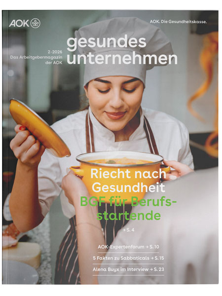 gesundes unternehmen Ausgabe 2-2026: Junge Frau riecht genussvoll an einem Suppengericht gesundes unternehmen Ausgabe 2-2026: Junge Frau riecht genussvoll an einem Suppengericht