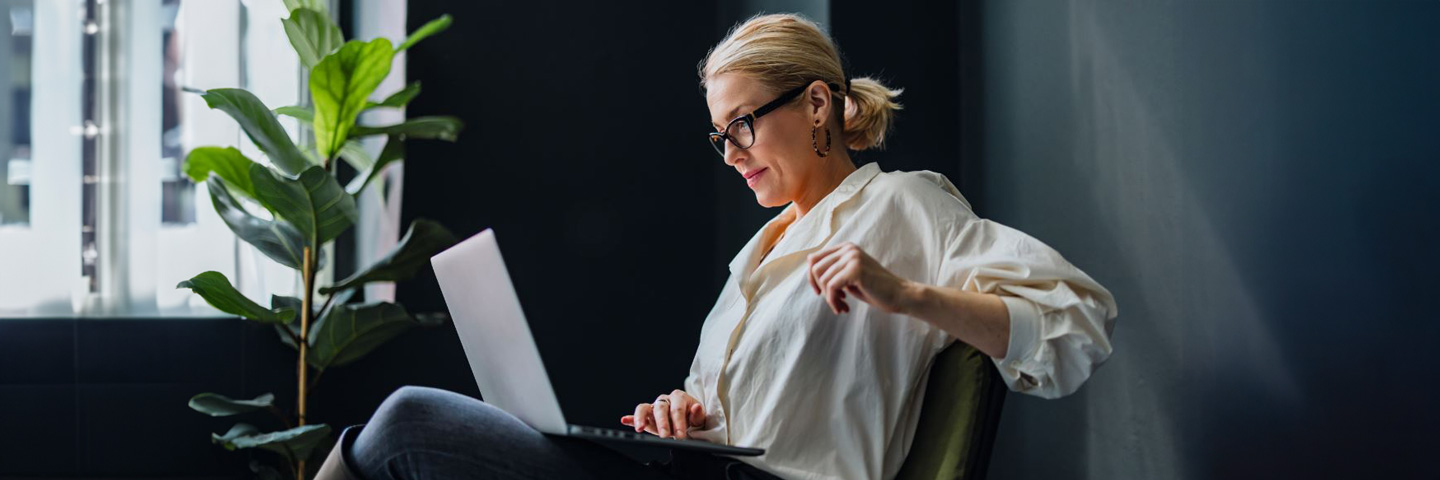 Frau mit Laptop auf ihrem Schoß