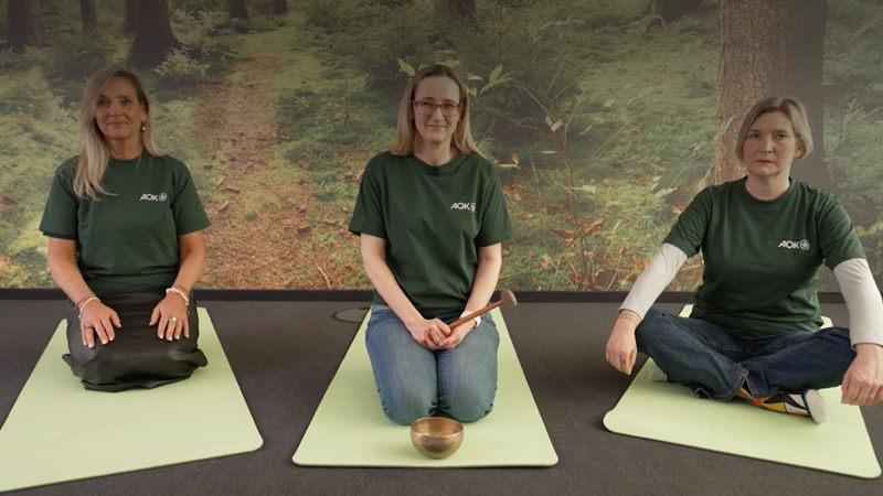 Fantasiereise: drei Frauen sitzen auf Yogamatten Fantasiereise: drei Frauen sitzen auf Yogamatten