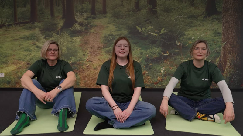Progressive Muskelentspannung: drei Frauen sitzen auf Yogamatten Progressive Muskelentspannung: drei Frauen sitzen auf Yogamatten