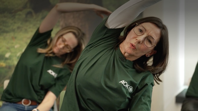 Stuhlyoga: mehrere Frauen beugen sich sitzend zur Seite in einer Yogaübung Stuhlyoga: mehrere Frauen beugen sich sitzend zur Seite in einer Yogaübung