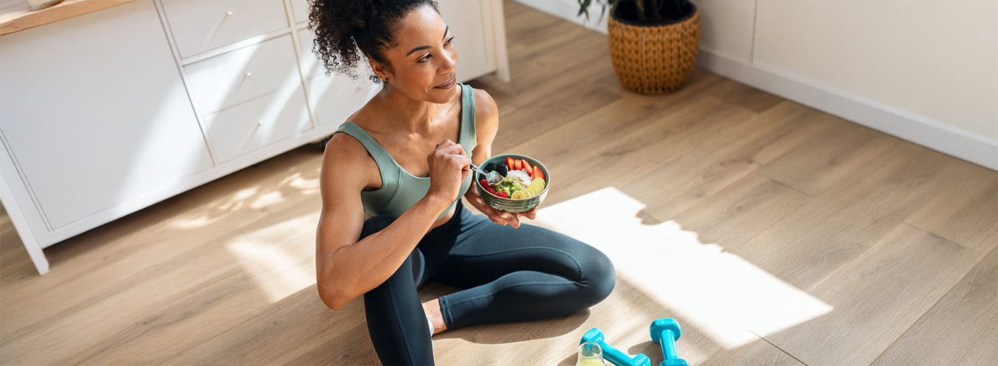 Fit in den Frühling: Sportlich gekleidete Frau macht eine Essenspause