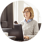 Jobcheck: Sozialversicherung im Blick Eine Frau sitzt vor ihrem Monitor in einem Büro.
