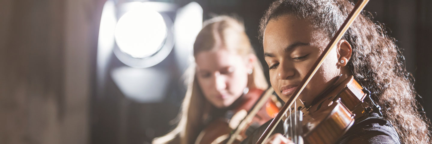 Künstlersozialabgabe: Violine spielende Frauen