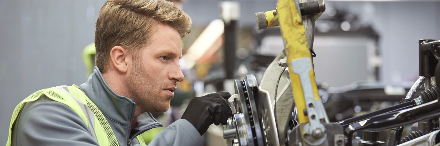 Kurzarbeit: Monteur in einer Werkhalle Kurzarbeit: Monteur in einer Werkhalle