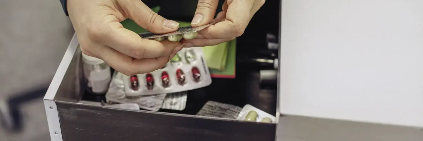 Hände nehmen Arzneimittel aus einer Schublade (Symbolbild)