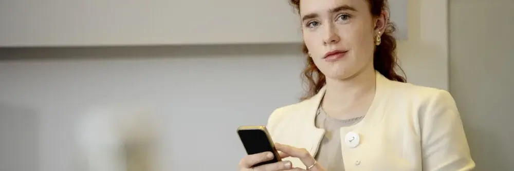 Junge Frau hält Smartphone in der Hand