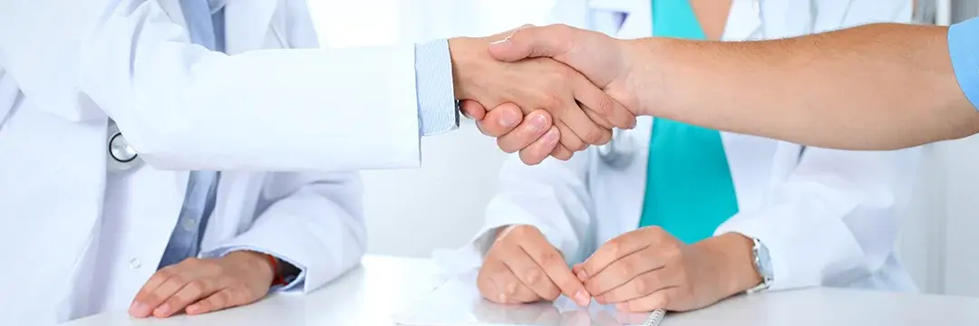 Ärzte schütteln sich die Hände (Symbolbild)