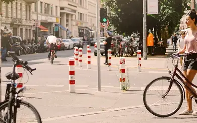 Hitze in der Großstadt: Das Bild zeigt eine Fahrradfahrerin in Berlin-Kreuzberg.