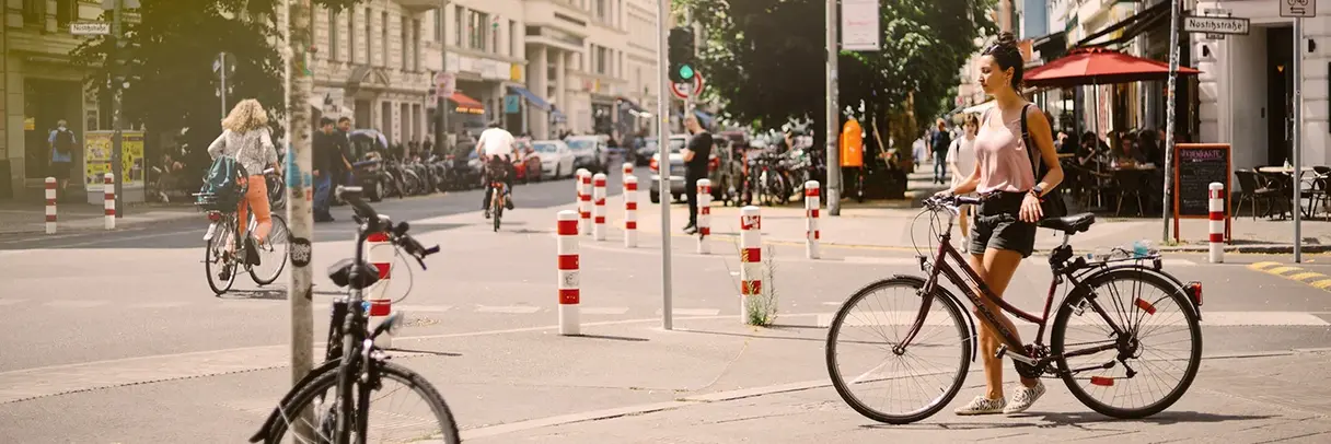 Hitze in der Großstadt: Das Bild zeigt eine Fahrradfahrerin in Berlin-Kreuzberg.