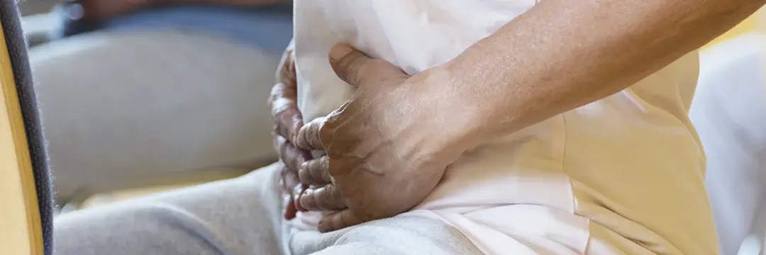 Frau macht Yoga Atemübung im Sitzen